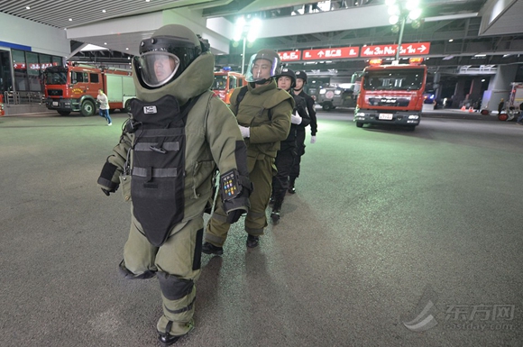 滬舉行地鐵消防應(yīng)急實(shí)戰(zhàn)演練  直升機(jī)參與救援