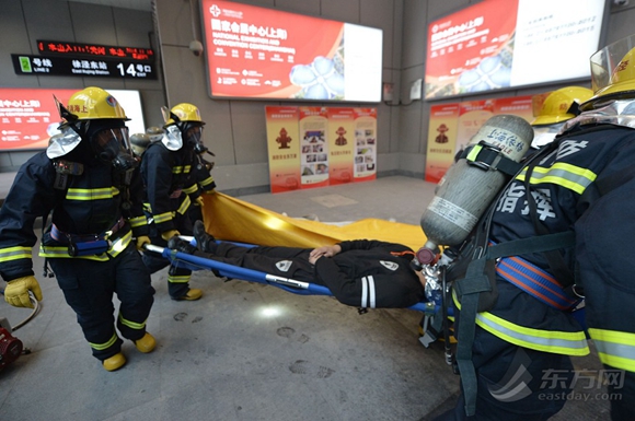滬舉行地鐵消防應(yīng)急實(shí)戰(zhàn)演練  直升機(jī)參與救援