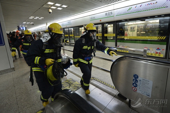 滬舉行地鐵消防應(yīng)急實(shí)戰(zhàn)演練  直升機(jī)參與救援