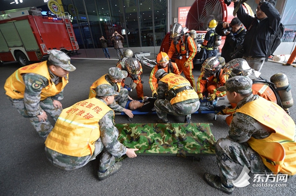 滬舉行地鐵消防應(yīng)急實(shí)戰(zhàn)演練  直升機(jī)參與救援