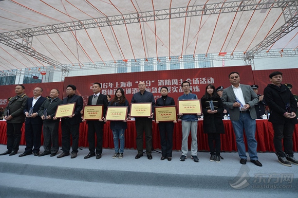 滬舉行地鐵消防應(yīng)急實(shí)戰(zhàn)演練  直升機(jī)參與救援