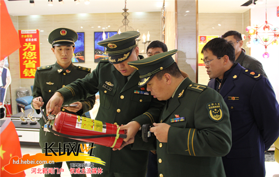 消防人員在對消防器材進(jìn)行檢查。王俊平供圖