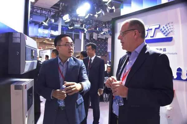 潘葉青總經(jīng)理向JimWard總裁介紹各系列產(chǎn)品情況