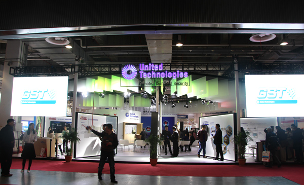 主入口處的海灣展位吸引了眾多的參觀者