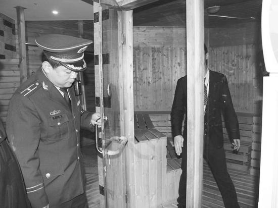 成都消防執(zhí)法人員正在對汗蒸場所進(jìn)行檢查。