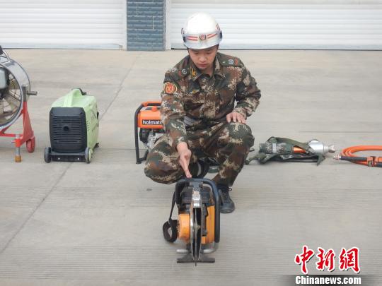 云南18歲消防員救火途中遇車禍殉職用身體保護戰(zhàn)友