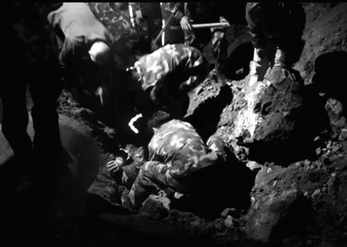 濟(jì)南一工地突然塌方 消防員徒手挖出被困工人 濟(jì)南一工地突然塌方 消防員徒手挖出被困工人