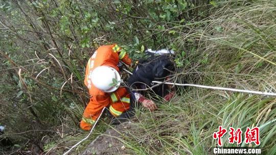 福州年輕小伙跳崖輕生消防聯(lián)合登山隊展開“生命接力”