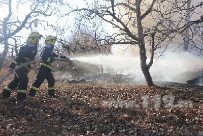 圖為消防官兵正在緊急滅火 圖為消防官兵正在緊急滅火
