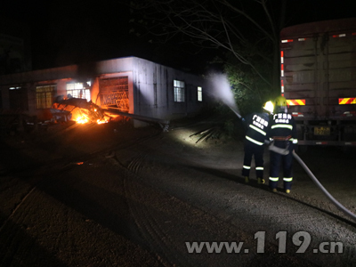 欽州:男女上演“速度與激情” 瘋狂越野變火車 欽州:男女上演“速度與激情” 瘋狂越野變火車