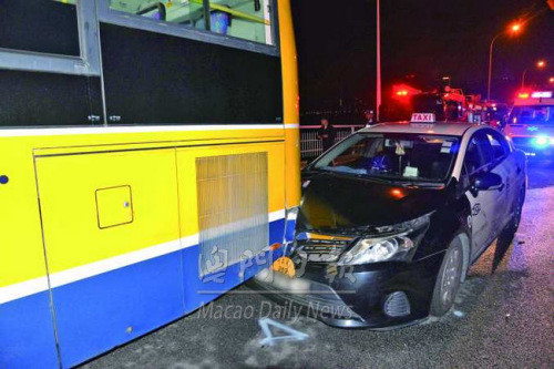 的士收掣不及撞上巴士尾。（圖：《澳門(mén)日?qǐng)?bào)》）