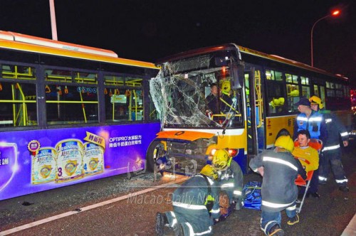 兩輛巴士對(duì)撼損毀，被困車(chē)廂的巴士司機(jī)由消防員救出。（圖：《澳門(mén)日?qǐng)?bào)》）