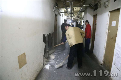 菜香暴露地下群租房 北京朝陽消防清除安全隱患 菜香暴露地下群租房 北京朝陽消防清除安全隱患